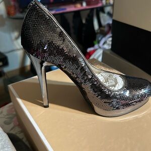 Sequin silver pump with matching bag